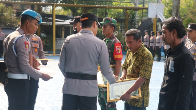 Kapolres Pacitan AKBP Ayub Diponegoro Azhar saat memberikan penghargaan kepada warga