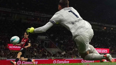 Pemain AC Milan, Alexis Saelemaekers (kiri) jebol gawang Napoli