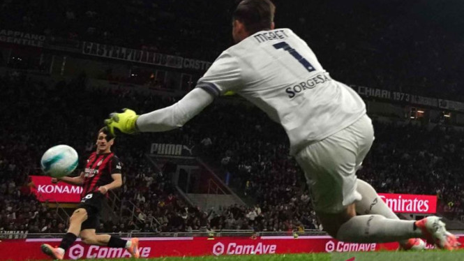 Pemain AC Milan, Alexis Saelemaekers (kiri) jebol gawang Napoli
