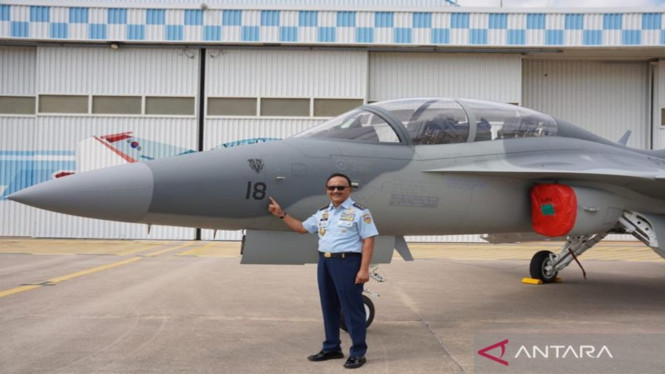 Mardya TNI Tedi Rizalihadi meninjau pesawat T-50i di Korean Aerospace Industries
