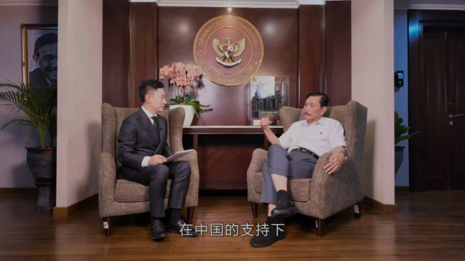 Sesi wawancara Kepala Dewan Ekonomi Nasional (DEN) Luhut Binsar Panjaitan di film dokumenter Telling China's Story.