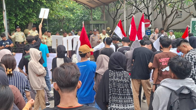 Massa Demo Kementerian Haji Umroh