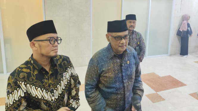 Menteri Haji dan Umrah Mochamad Irfan Yusuf (kanan)