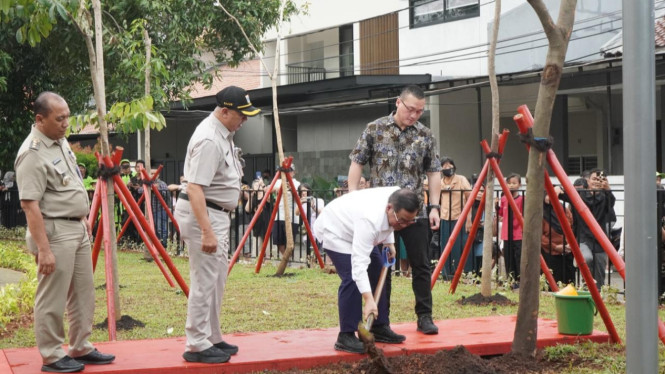 Gubernur Pramono Anung (baju putih) dan anggota DPRD DKI, Kenneth (Kanan) 