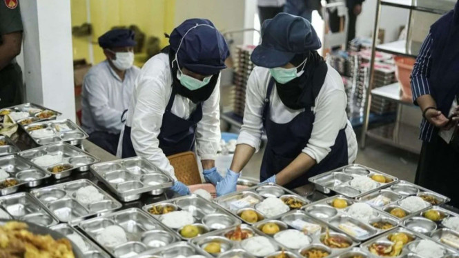 Pekerja menyiapkan Makan Bergizi Gratis (MBG)