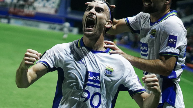Pemain Persib Bandung rayakan gol Andrew Jung