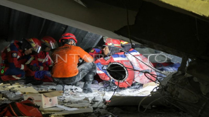 Tim SAR gabungan mencari korban musala ambruk di Ponpes Al Khoziny