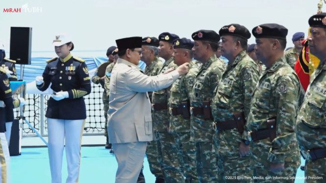 Presiden RI Prabowo Subianto memberikan kenaikan pangkat istimewa