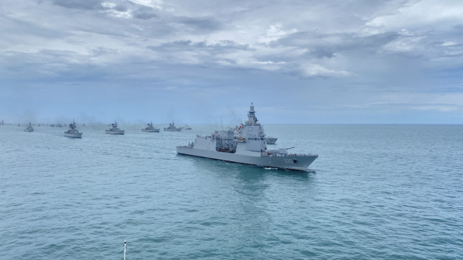 KRI Brawijaya-320 Pimpin Parade Laut Spektakuler TNI AL di Teluk Jakarta