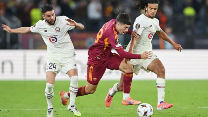 Bek Lille, Calvin Verdonk (kiri) saat melawan AS Roma