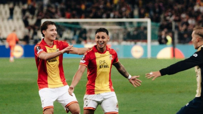 Pemain Go Ahead Eagles, Dean James (tengah)