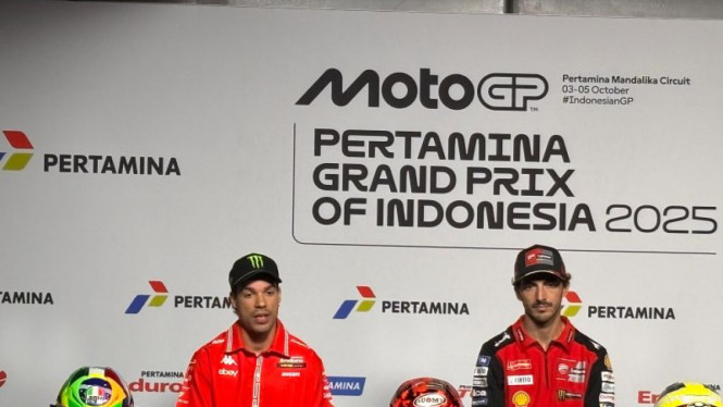 Pembalap Pertamina Enduro VR46 Racing Team Franco Morbidelli (kiri) 