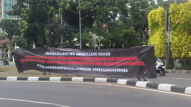 Aksi demo pedagang menolak Raperda KTR di kawasan Tugu Tani