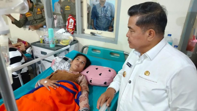 Bupati Agam Benni Warlis meninjau korban keracunan MBG