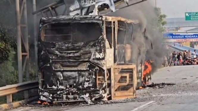 Bus Damri terbakar di tol