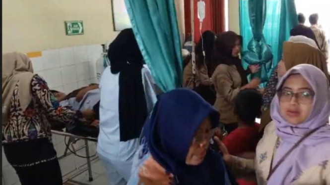 Sejumlah siswa menjalani pemeriksaan medis di Puskesmas Luragung Kuningan