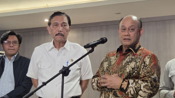 Ketua DEN Luhut Binsar Pandjaitan (kiri) dan Kepala BGN Dadan Hindayana (kanan)