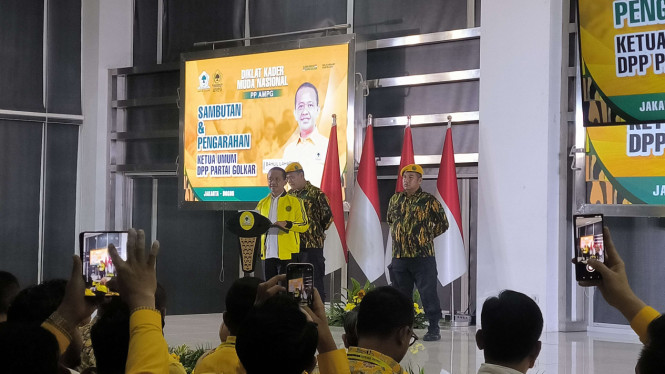 Ketua Umum Partai Golkar, Bahlil Lahadalia dalam acara Diklat Kader Muda Nasional PP AMPG di Kantor DPP Partai Golkar, Jakarta Barat