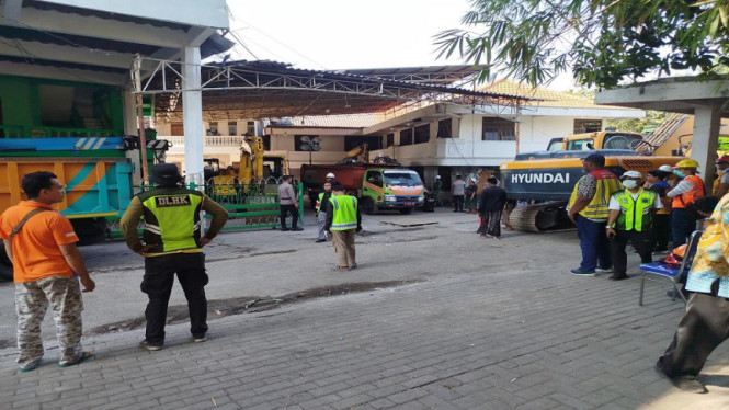 Proses evakuasi korban bangunan ponpes Al Khoziny Sidoarjo yang ambruk