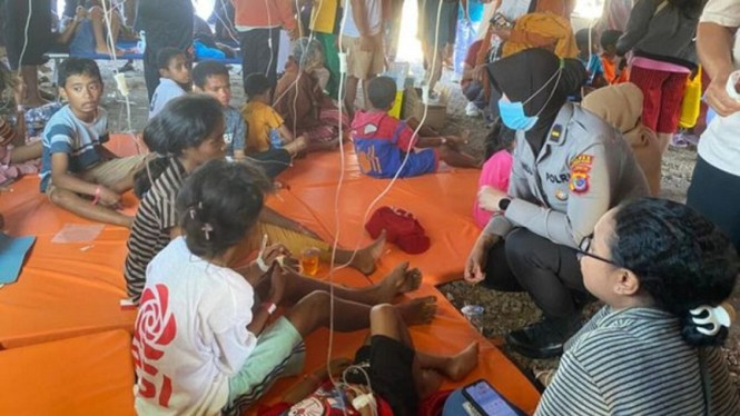 Siswa di Timor Tengah Selatan NTT dirawat di tenda darurat usai keracunan MBG