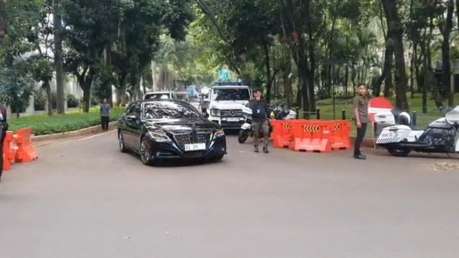 Mobil menteri ke rumah Prabowo