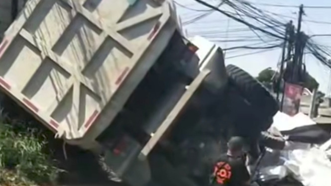 Truk jatuh dari tol