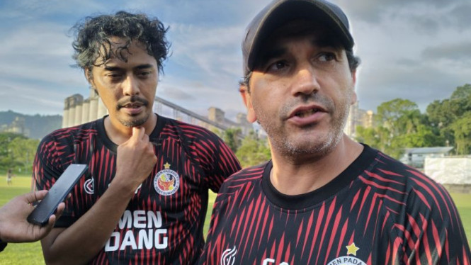 Pelatih Semen Padang FC, Eduardo Almeida (kanan)