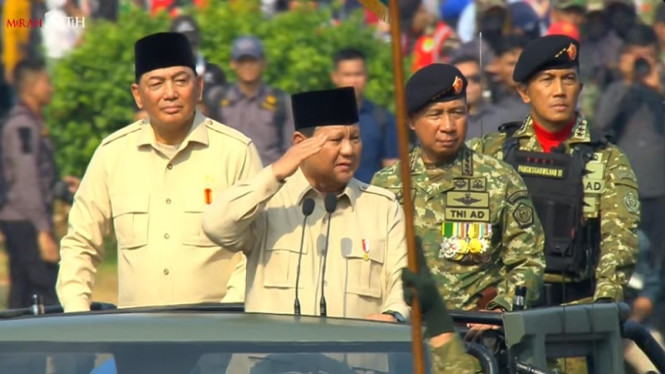 Presiden Prabowo Subianto inspeksi barisan HUT TNI ke 80