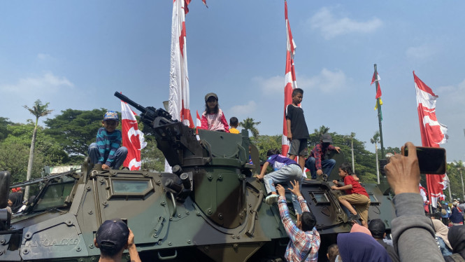 Orangtua antusian foto anak di atas Pindad