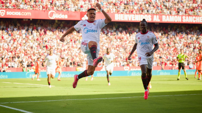 Alexis Sanchez, Striker Sevilla saat membobol mantan klubnya, Barcelona