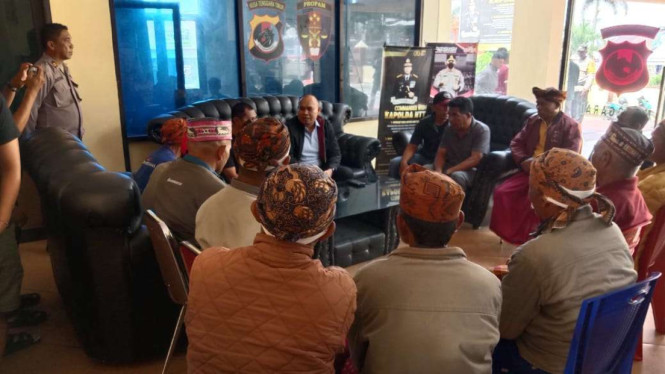 Kapolres Manggarai, AKBP Hendry Syahpputra berdialog dengan keluarga korban
