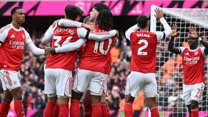 Pemain Arsenal rayakan gol