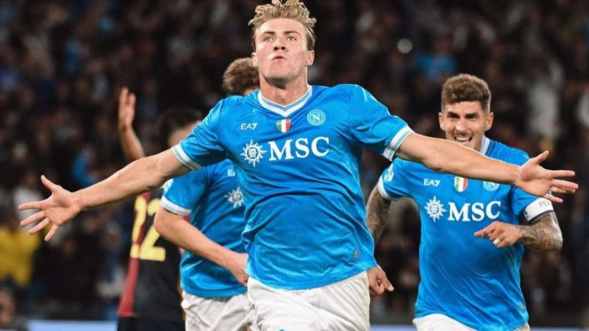 Pemain Napoli rayakan gol Rasmus Hojlund