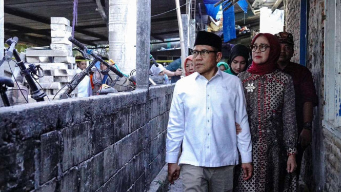 Menko PM Muhaimin Iskandar alias Cak Imin meninjau lokasi ambruknya bangunan Ponpes Al Khoziny 