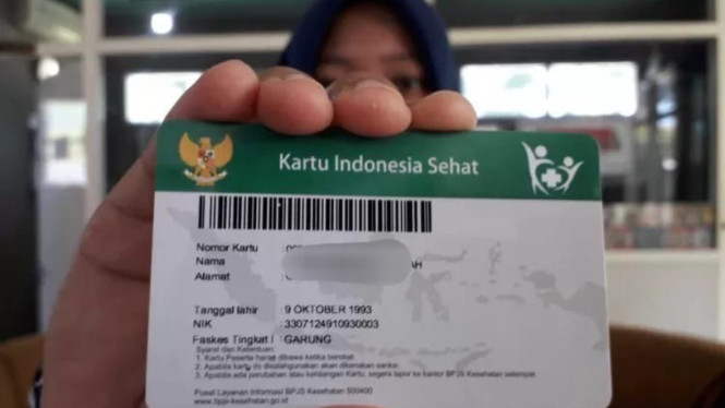 Peserta BPJS Kesehatan tunjukkan kartu KIS
