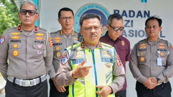 Kakorlantas Polri Irjen Agus Suryonugroho (tengah)