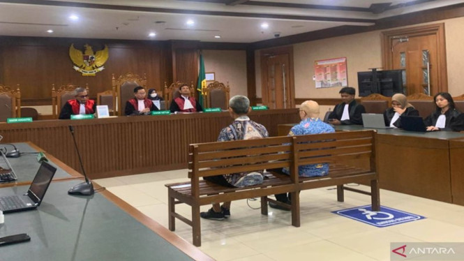 Mantan Direktur PT Taspen Antonius Kosasih (kanan)