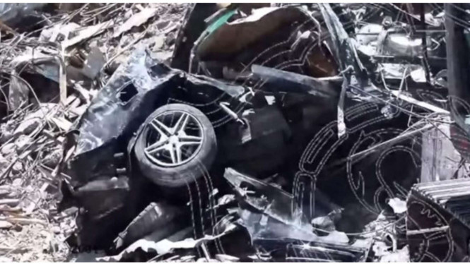 Mobil Mewah Mercy yang Remuk Tertimpa Reruntuhan Ponpes Al khoziny
