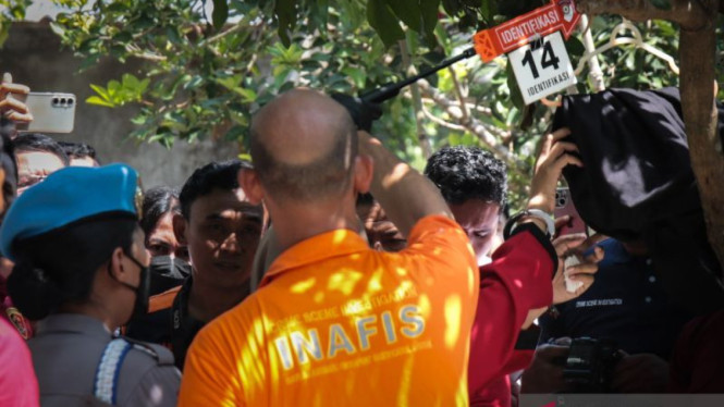 Salah satu adegan rekonstruksi kasus dugaan pembunuhan Brigadir Esco di rumahnya