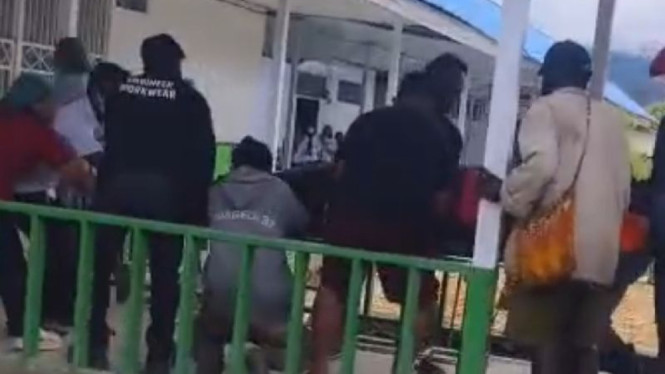 Evakuasi korban penembakan KKB di RSUD Sugapa, Kabupaten Intan Jaya