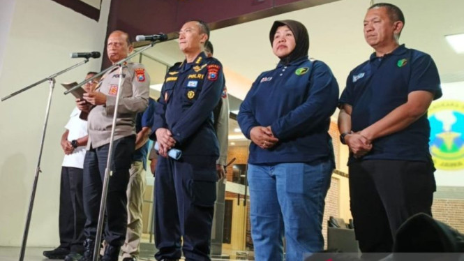 Polda Jatim menggelar konferensi pers proses hukum ambruknya ponpes Al Khoziny