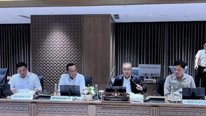 Seskab Teddy Indra Wijaya, Mensesneg Prasetyo Hadi dan Wakil Ketua DPR RI Sufmi Dasco rapat di DPR RI