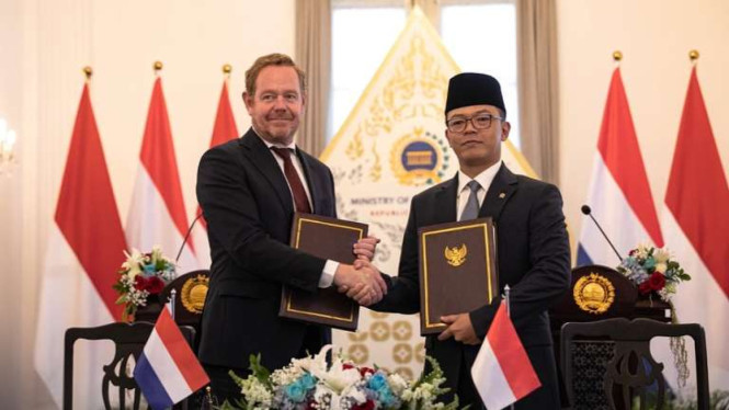Menteri Luar Negeri Kerajaan Belanda David van Weel bersama Menlu RI Sugiono