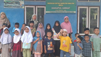 Kisah Ibu Inspiratif PNM: Belajar di Lantai, Tapi Mimpi Harus Setinggi Langit