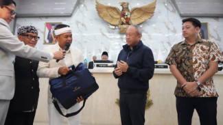 Serahkan Kadeudeuh Rp1 Miliar untuk Persib Bandung, KDM: Tahun Depan Kalau Menang Lagi Rp 2 Miliar