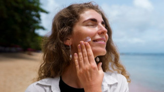 Gak Cuma Pagi Hari, Ini 5 Waktu yang Disarankan untuk Pakai Sunscreen
